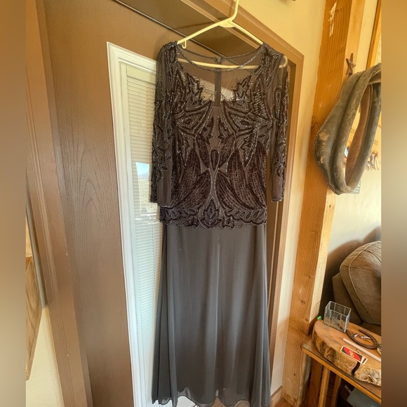Pizarro Nights gown with sleeves and beautiful detail - Picture 1 of 5